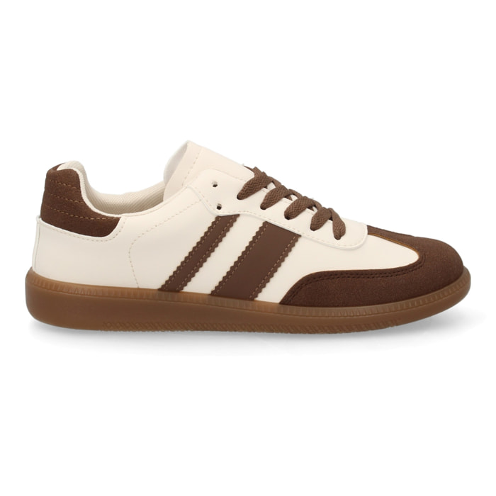 Zapatillas deportivas estilo retro casual.