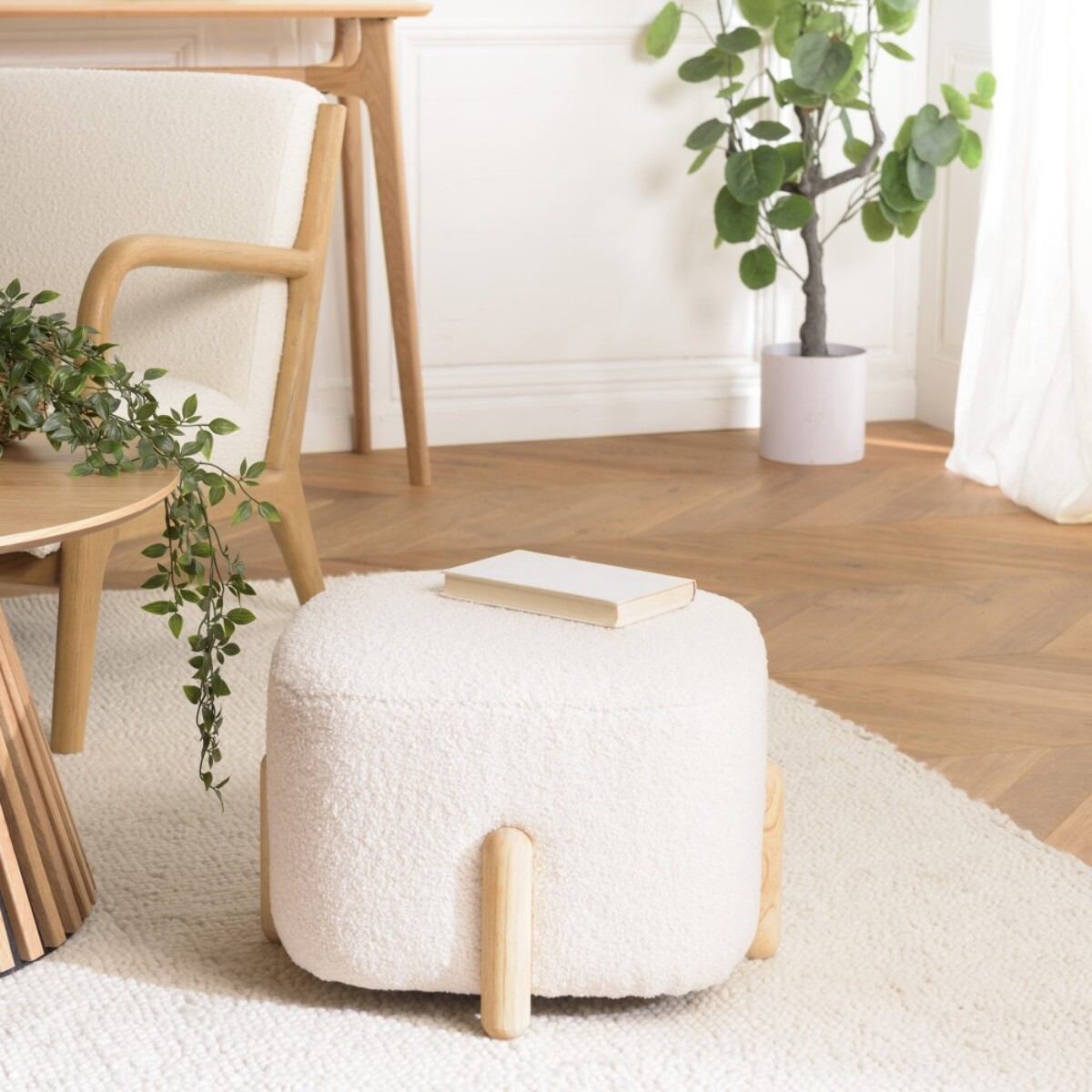 LEOPOLD - Pouf en tissu bouclette écru et pieds bois