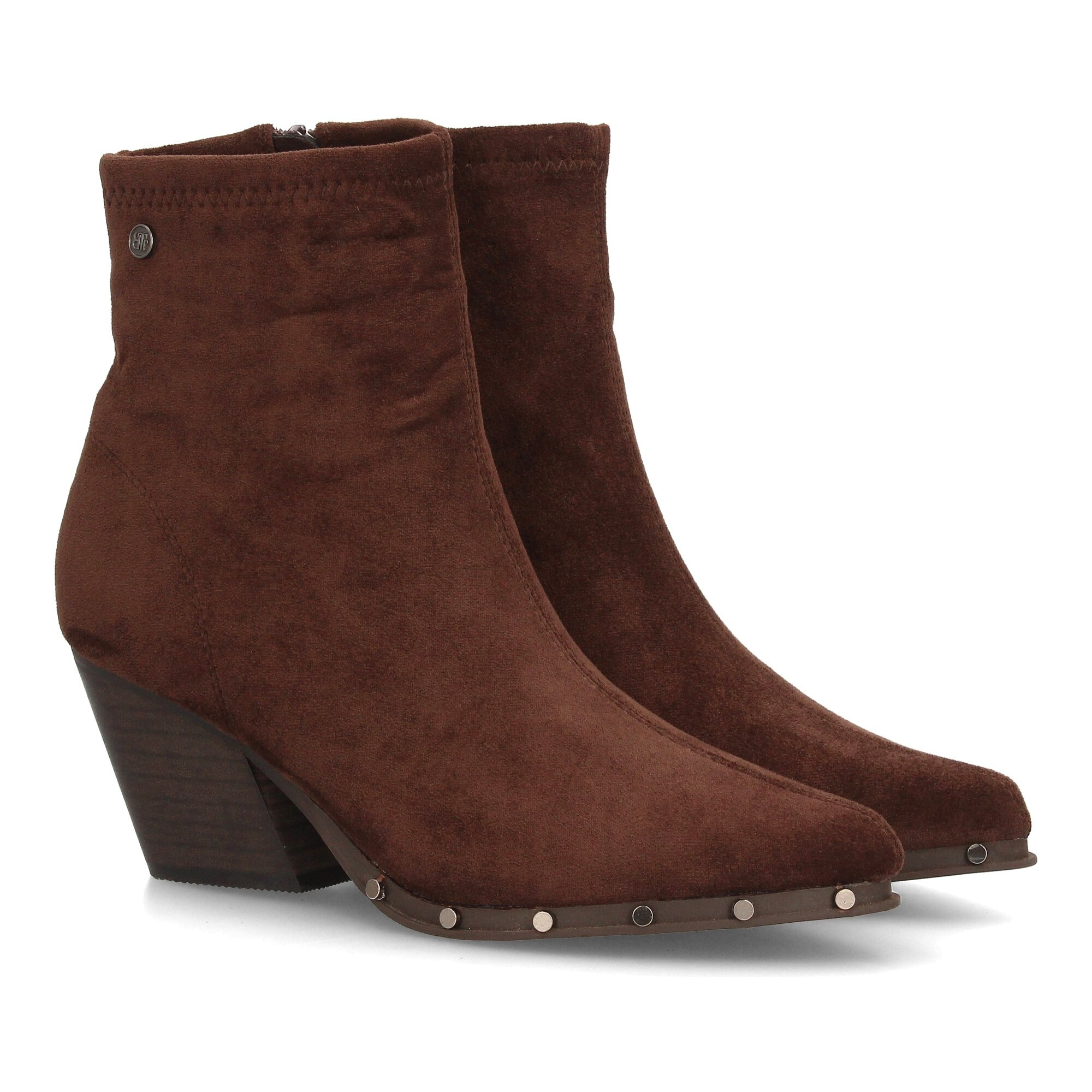 Botin de mujer con tacon y tachuelas.