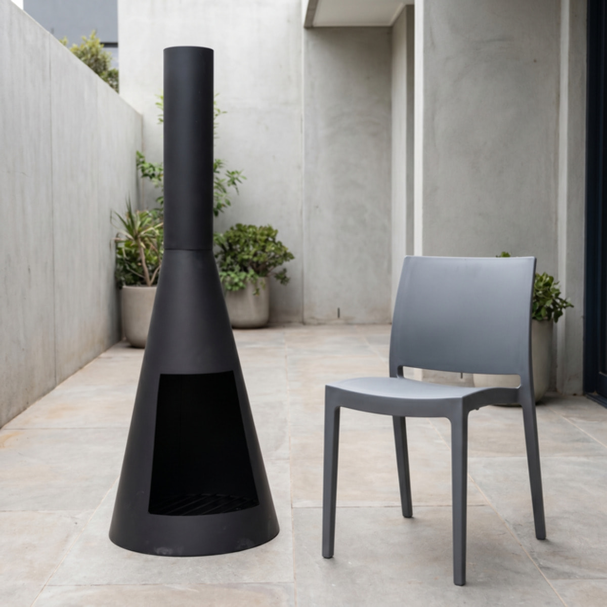 Caminetto da esterno Broome in acciaio 100 cm, braciere a legna design conico moderno, stufa outdoor resistente fino a 800°C, compatto e stabile, ideale per giardino terrazzo patio e veranda