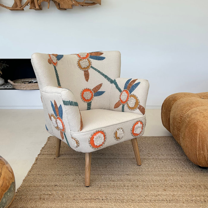 Fauteuil en coton écru brodé main et pieds en bois  MAYA