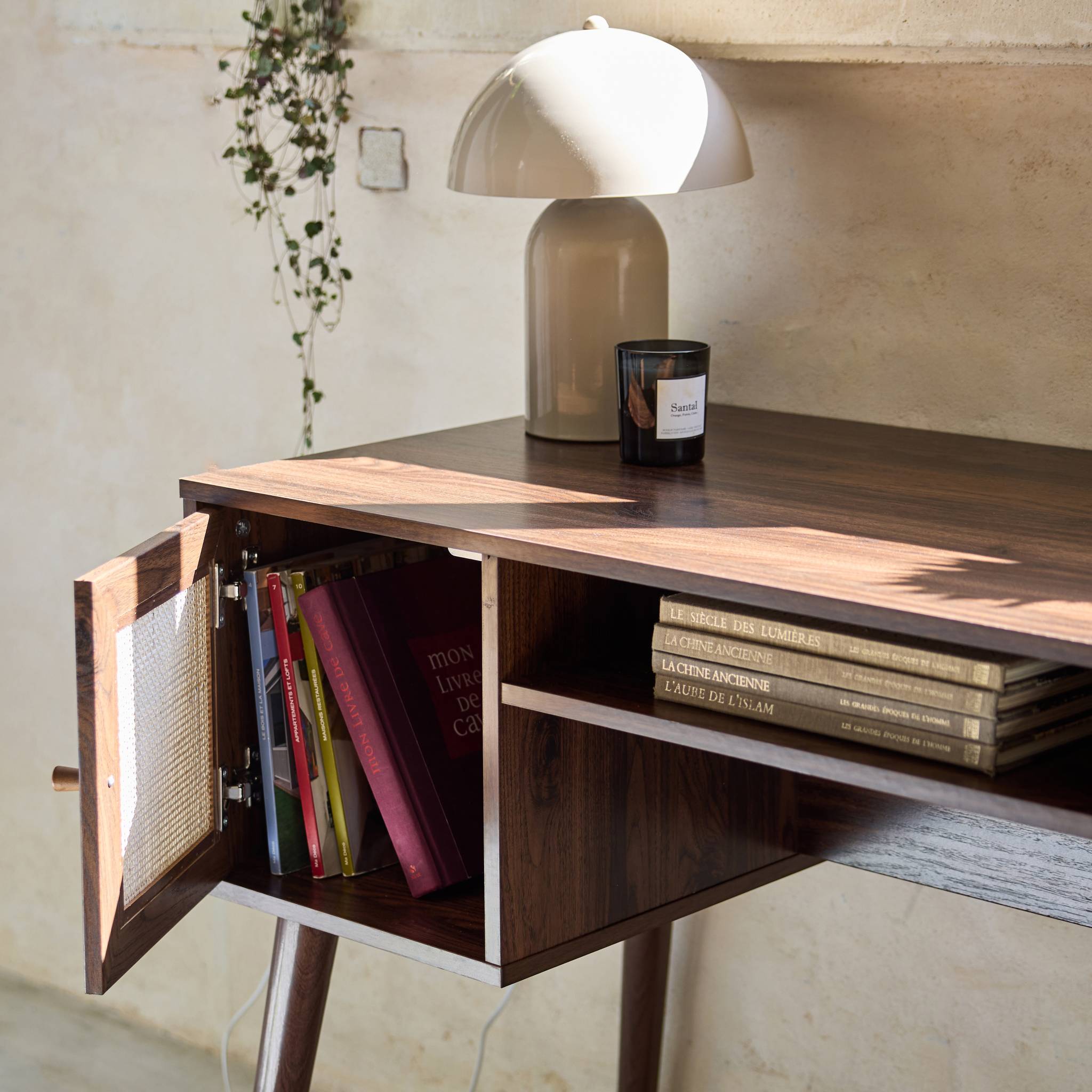 Bureau cannage et décor bois foncé avec 2 portes. 1 casier ouvert. pieds compas