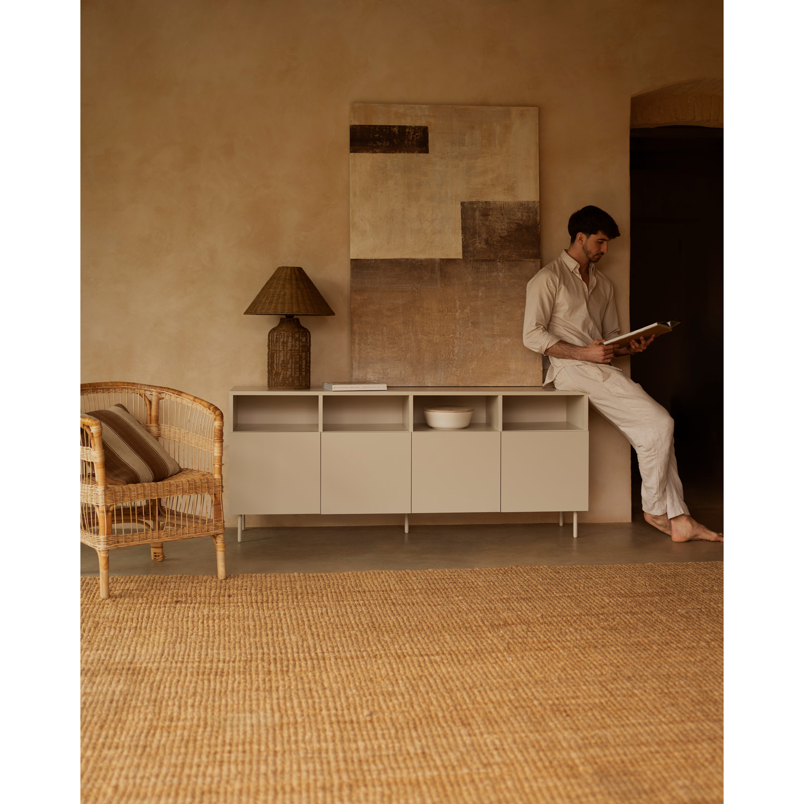 Aparador con 4 puertas lacado en tono arena de 176x40cm Alto: 75 Largo: 176 Ancho: 40