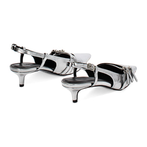 Zapatos de salón slingback plateados elegantes