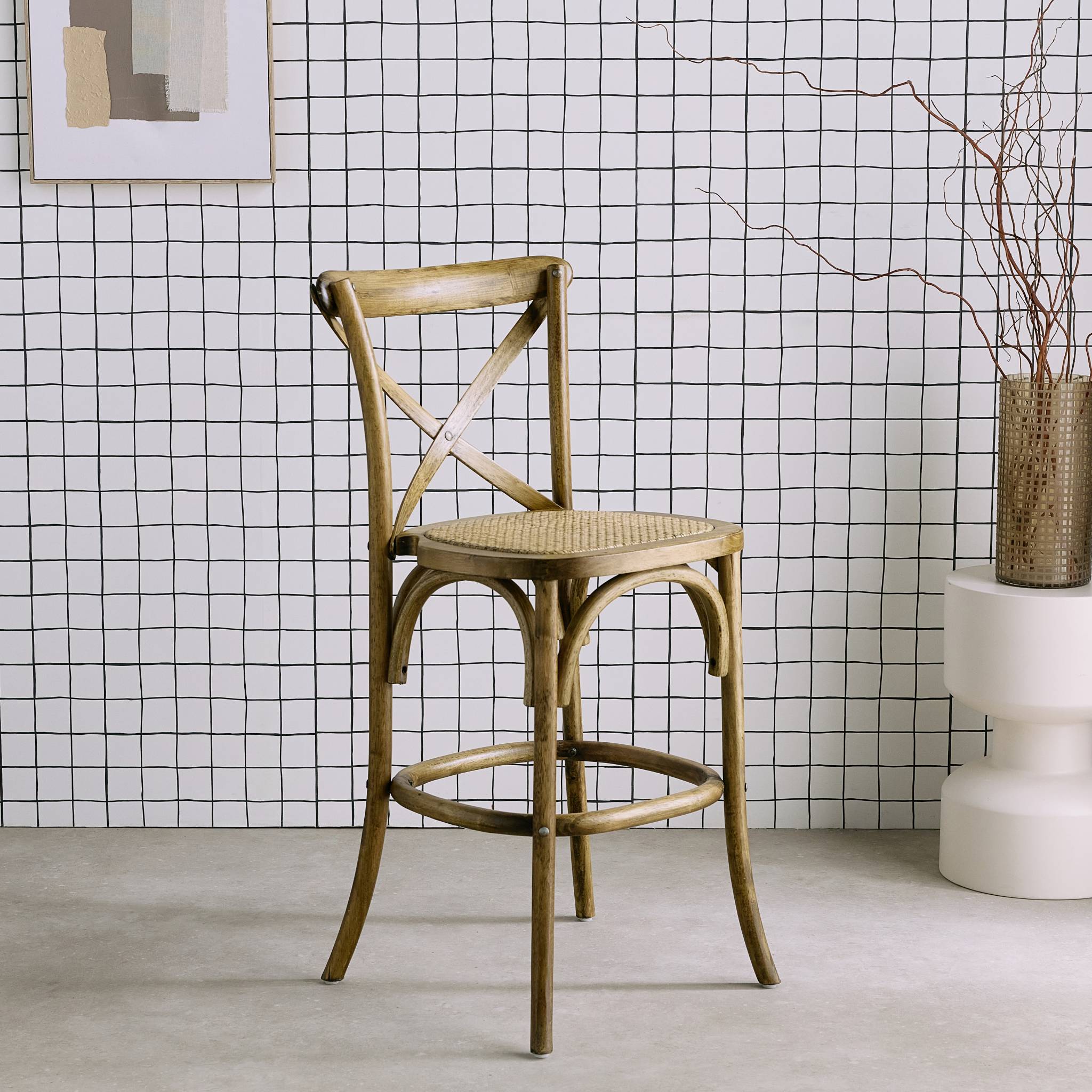 Tabouret de bar bistrot vintage en bois marron vieilli avec repose-pieds