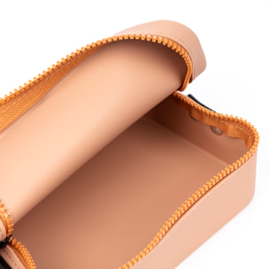 Cuerpo bolso bandolera rectangular de silicona.