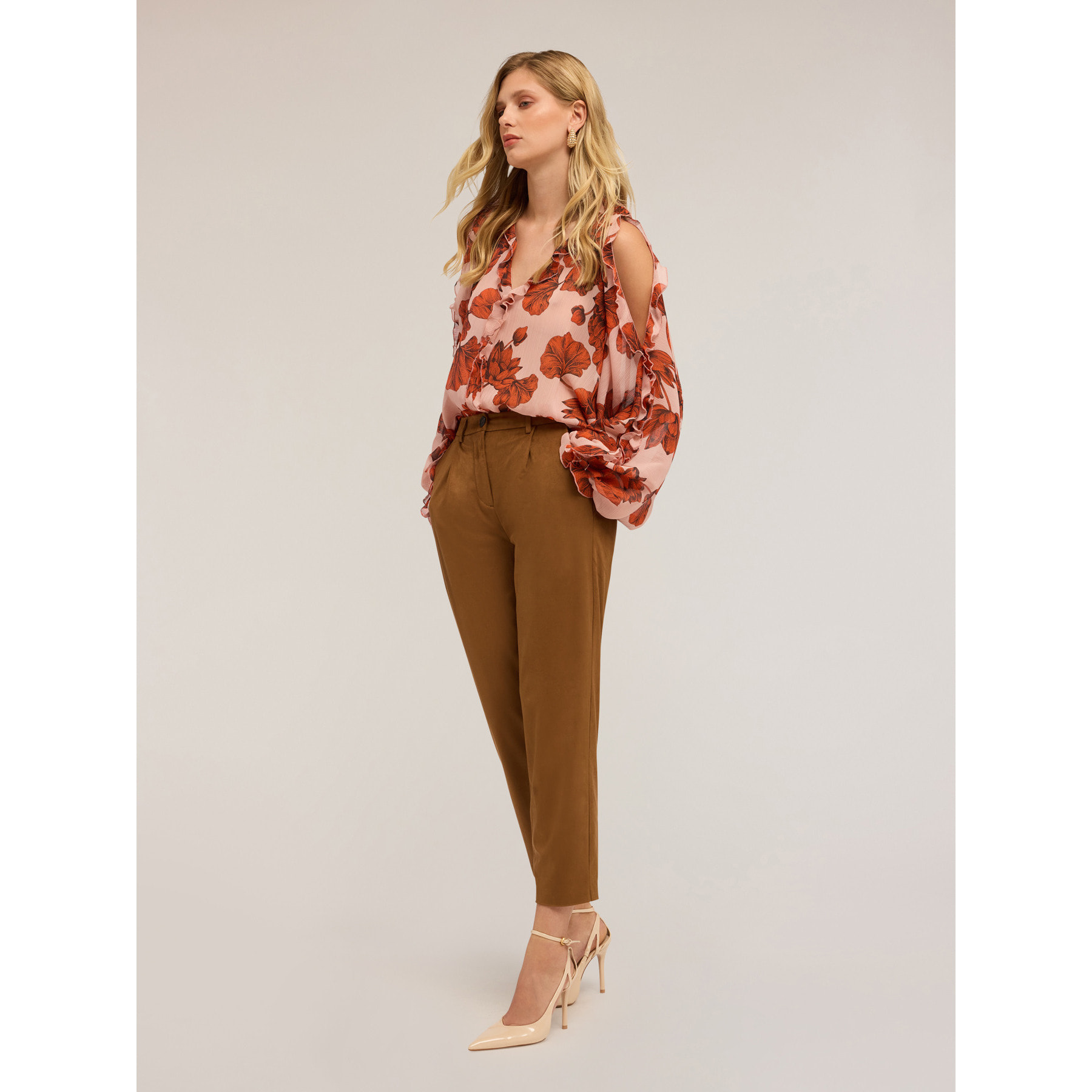 Motivi - Pantaloni regular con pieghe - Marrone