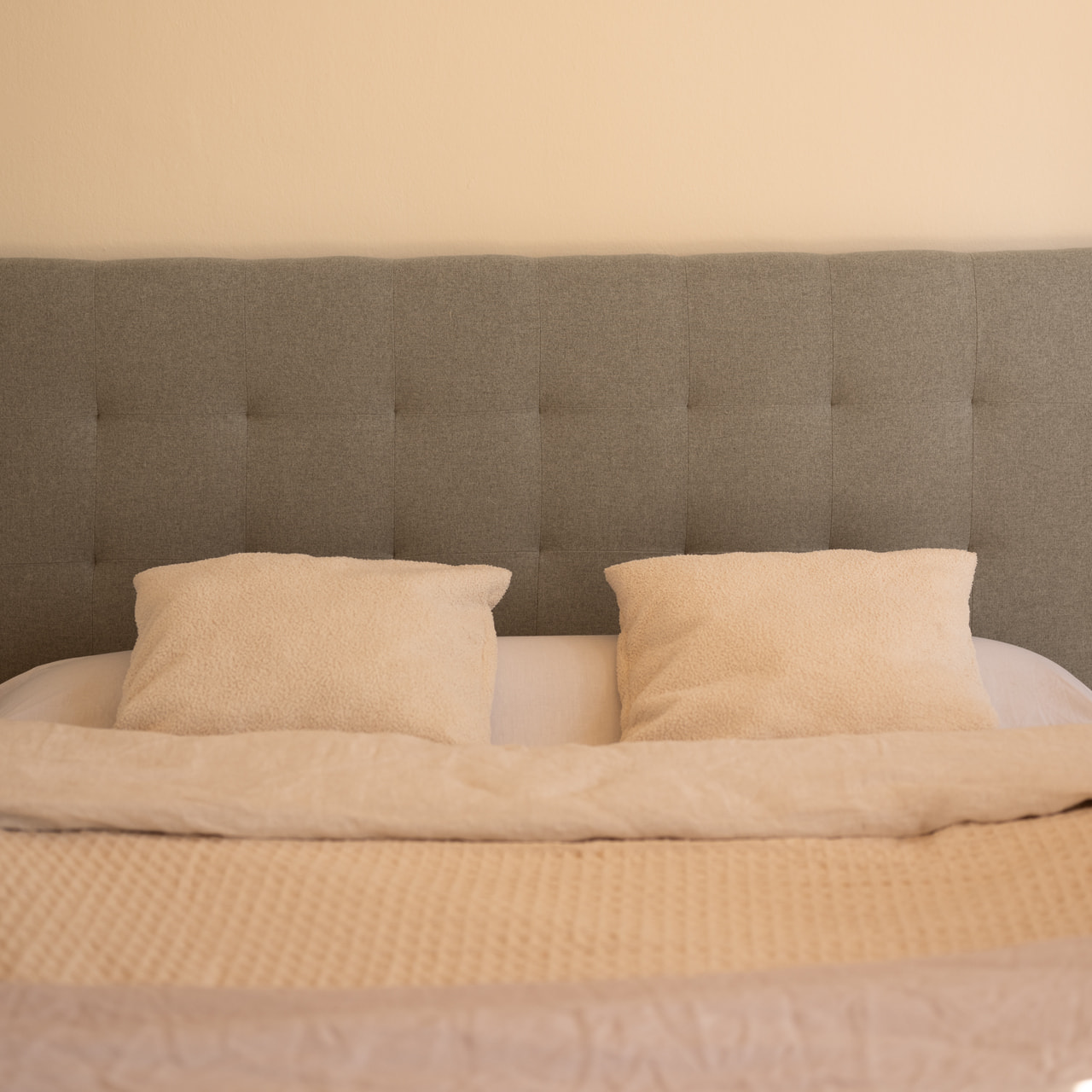 Tête de lit rembourrée en polyester avec plis gris en différentes tailles