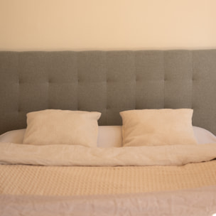 Tête de lit rembourrée en polyester avec plis gris en différentes tailles