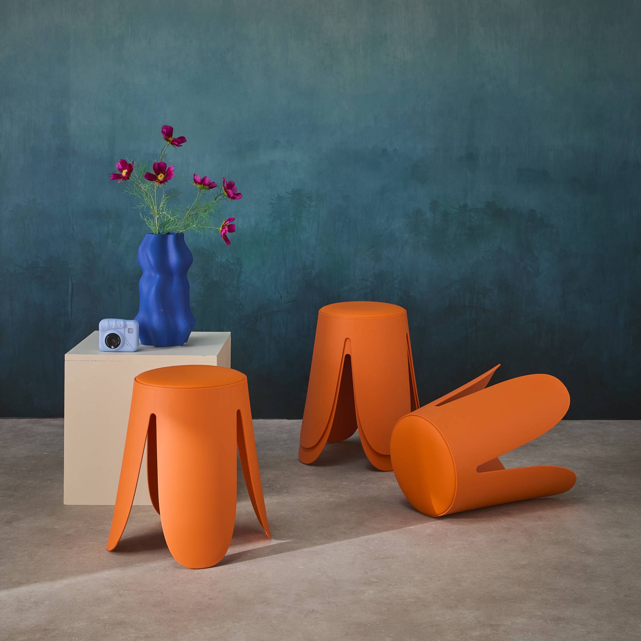 Set de 4 tabourets empilables simili cuir orange. Niki Ø30 / 44 x H46cm