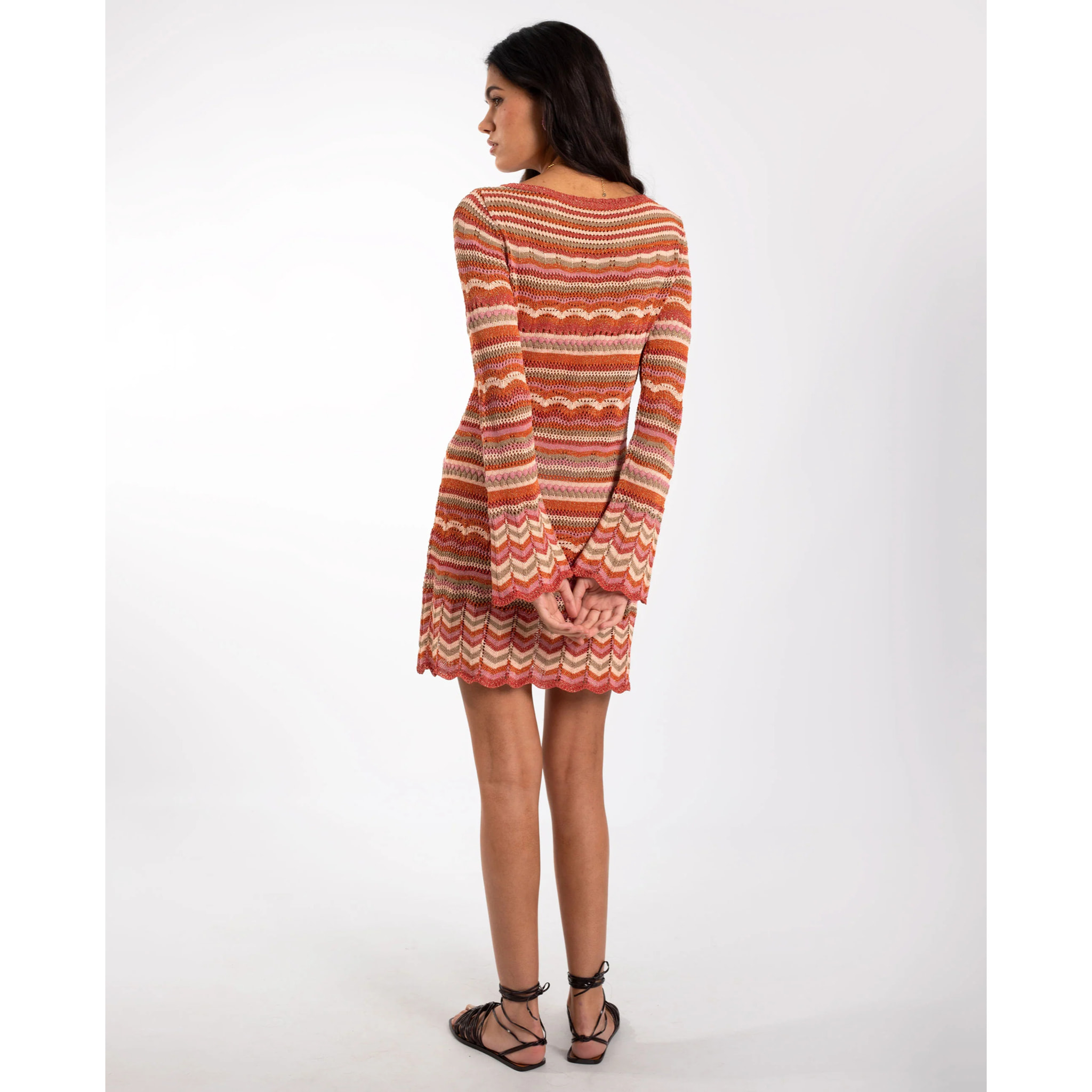 Vestido corto ajustado con mangas acampanadas