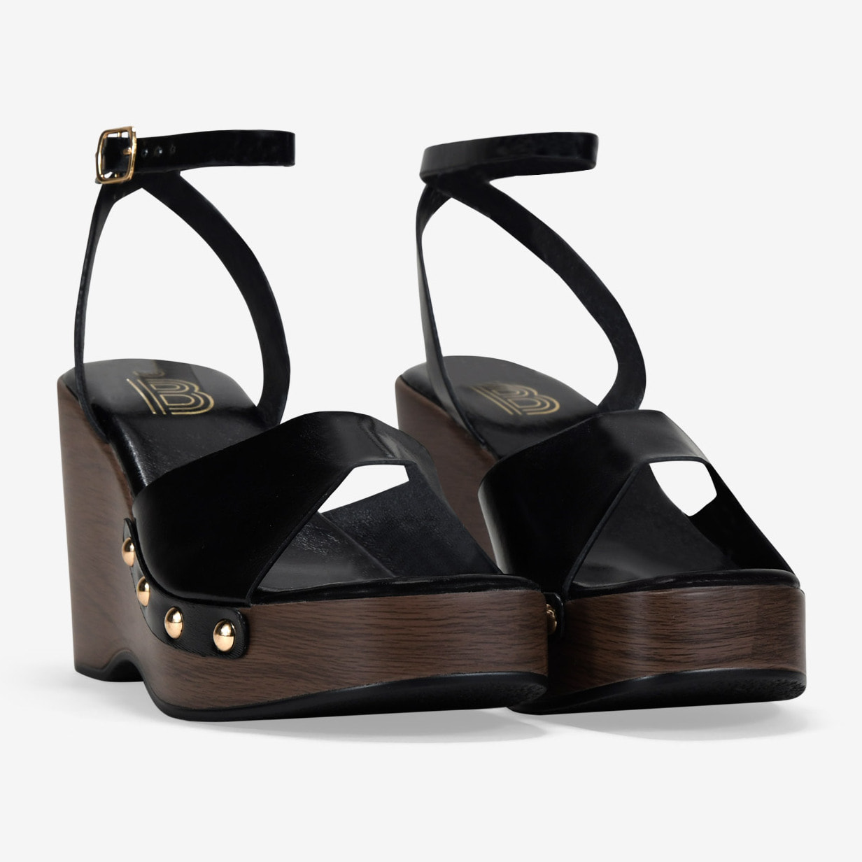 Sandalias de cuña negras con tachuelas