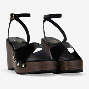 Sandalias de cuña negras con tachuelas