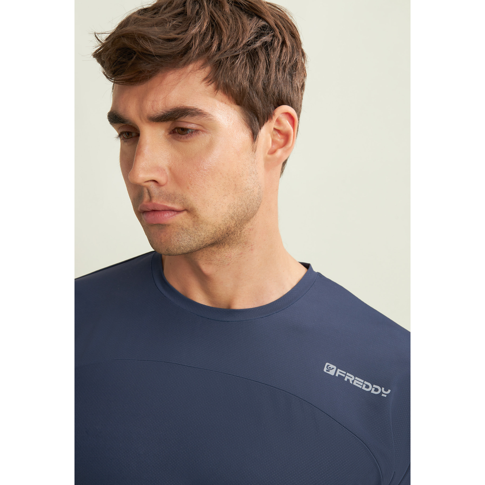 T-shirt slim con logo al cuore e fit ergonomico