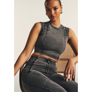 Top cropped effetto denim decorato sulle spalle