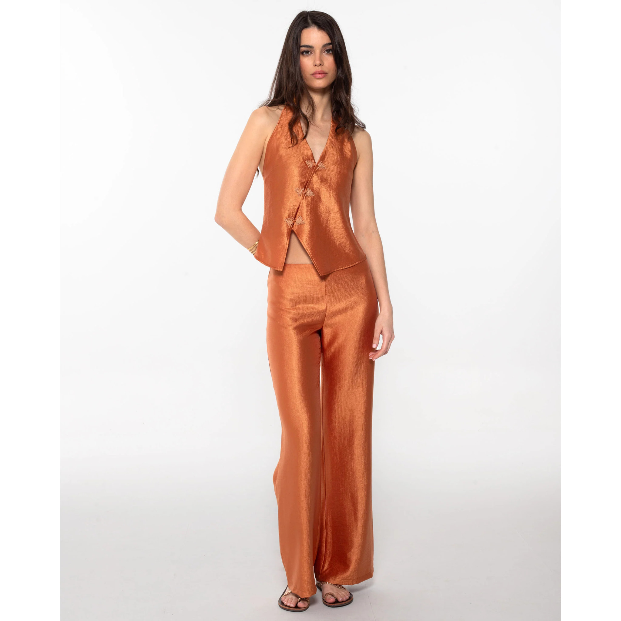 Pantalón recto satinado.