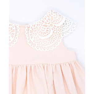 Vestido corto rosa, falda fluncida y cuello de guipur blanco.