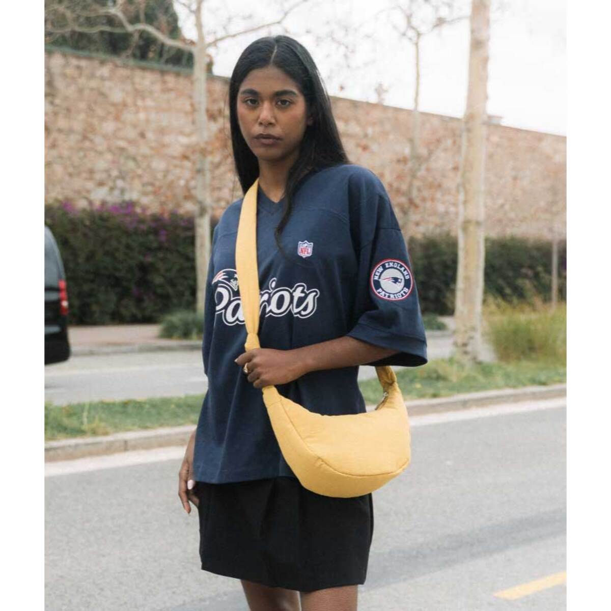 Bolso bandolera amarillo con bolsillos y cremallera