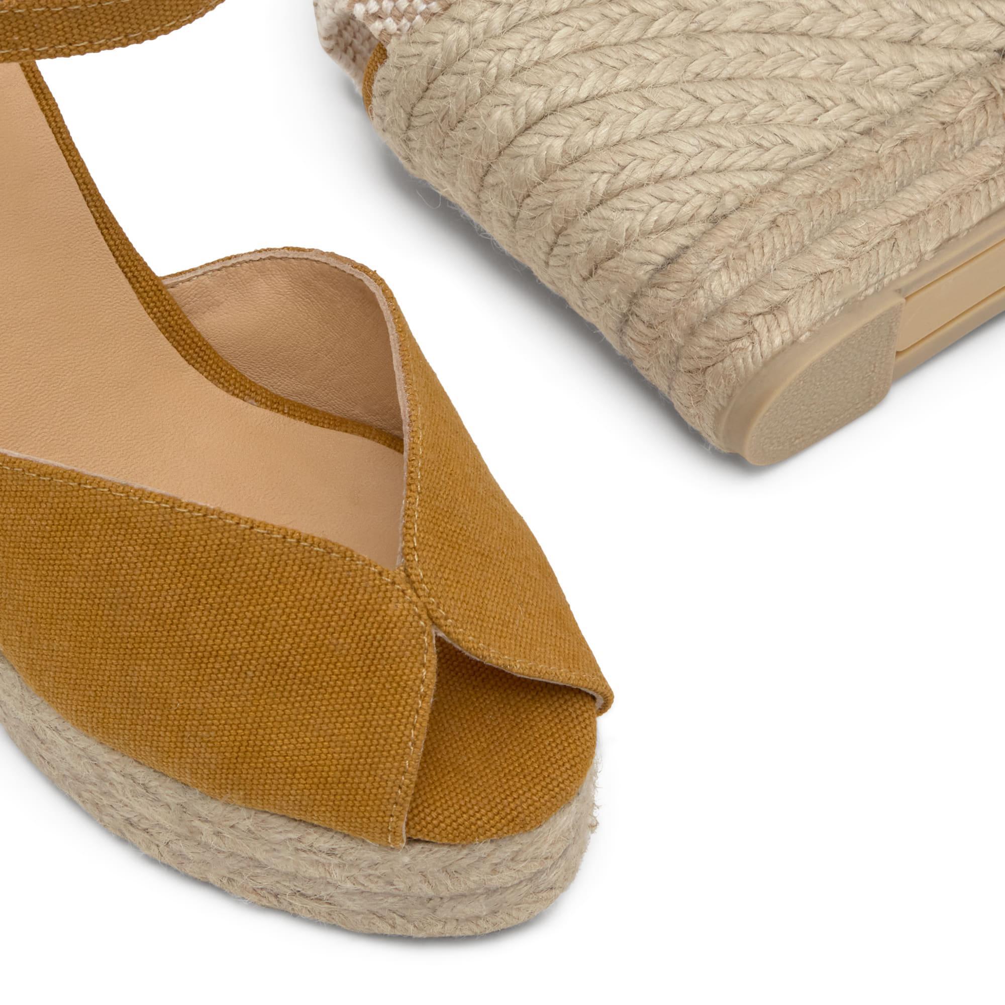 Sandalia de cuña Bianca estilo peep-toe en algodón orgánico lavado