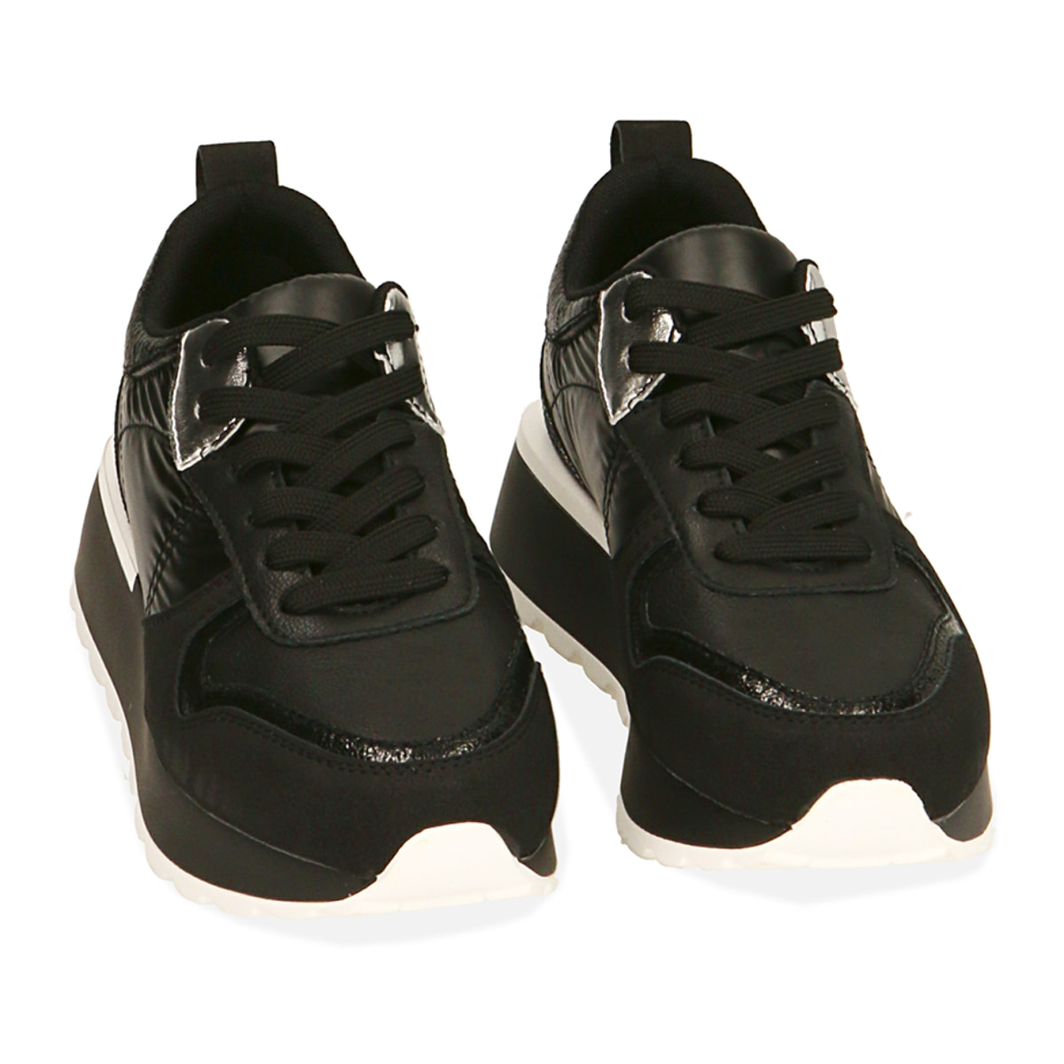 Sneakers negras, suela 3 cm