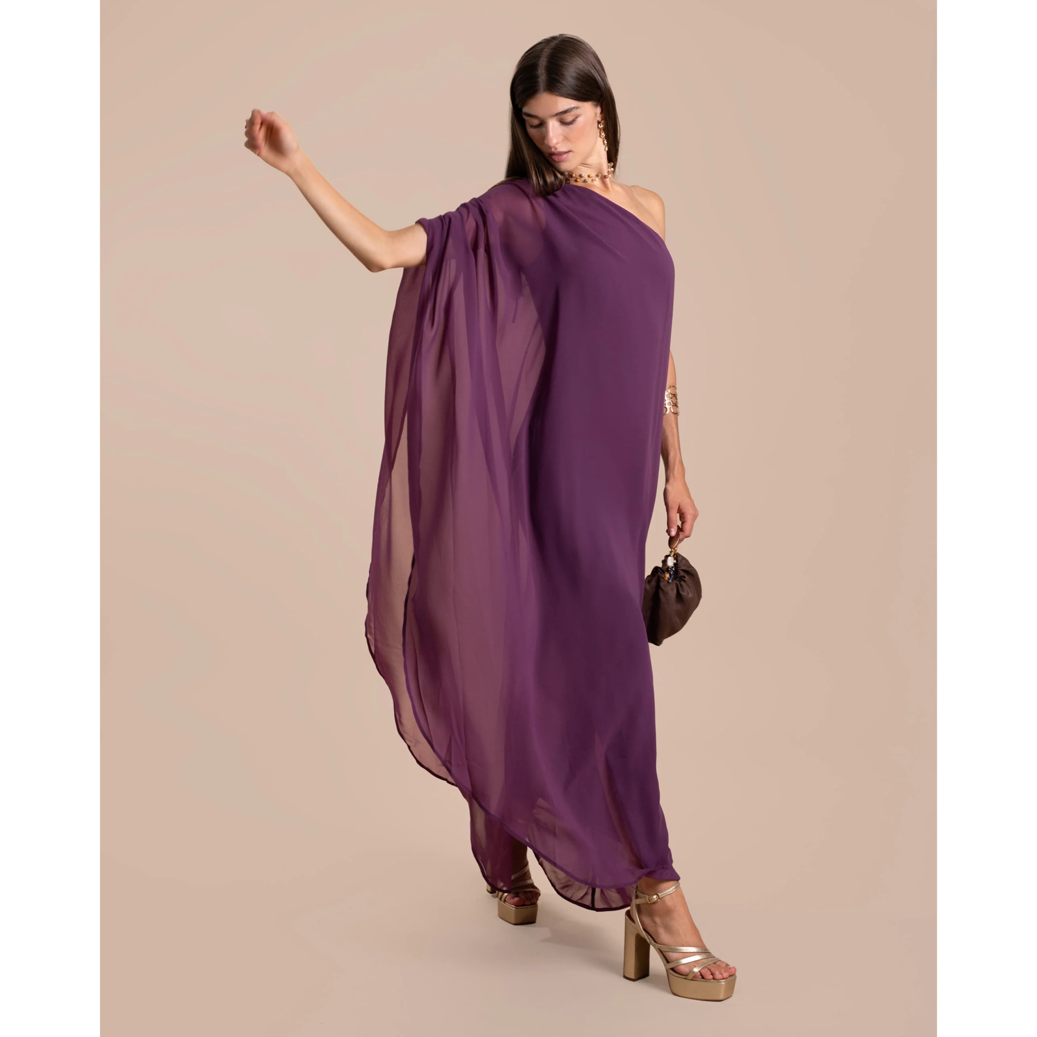 Vestido largo con capa asimétrico