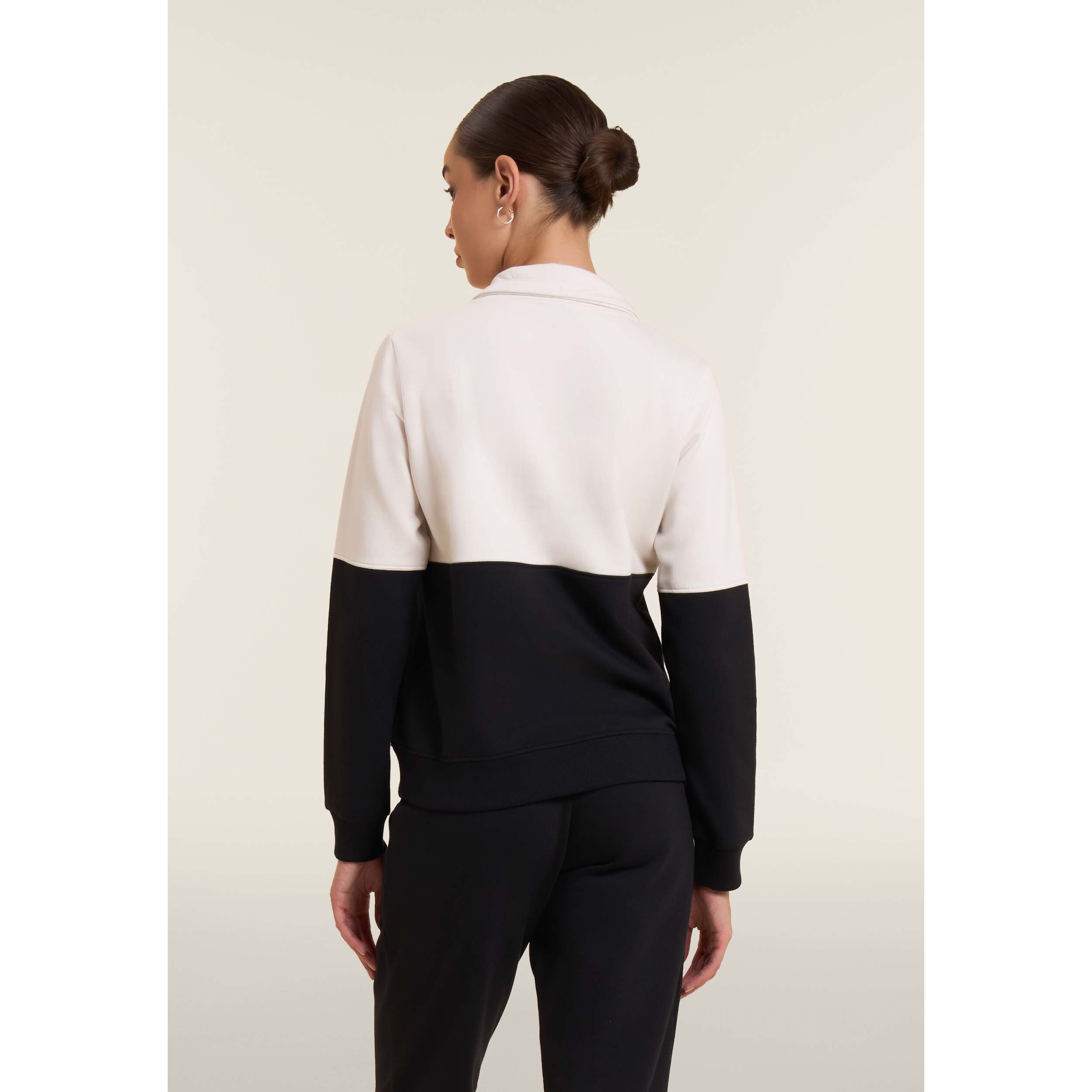 Tuta con zip e collo alto decorata da inserti animalier