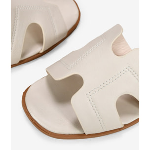 Sandalias planas beige destalonadas