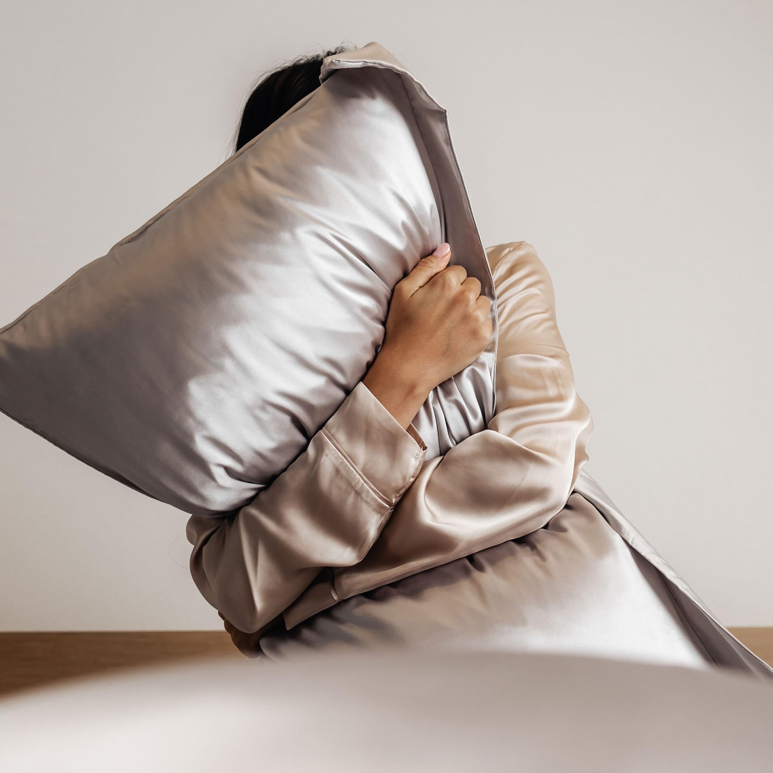 Coppia federe in seta 50x80 cm con zip e volani, fronte in seta morbida e lucente, retro in tencel traspirante, effetto anticrespo e delicata su pelle e capelli, eleganti e confortevoli, ideali per ogni stagione