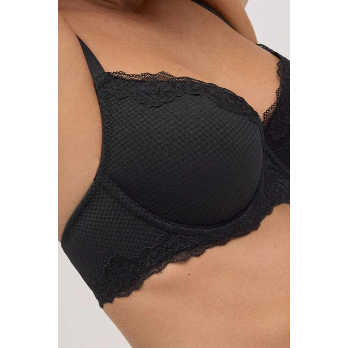 Reggiseno imbottito con ferretto e pizzo nero, coppe B e C
