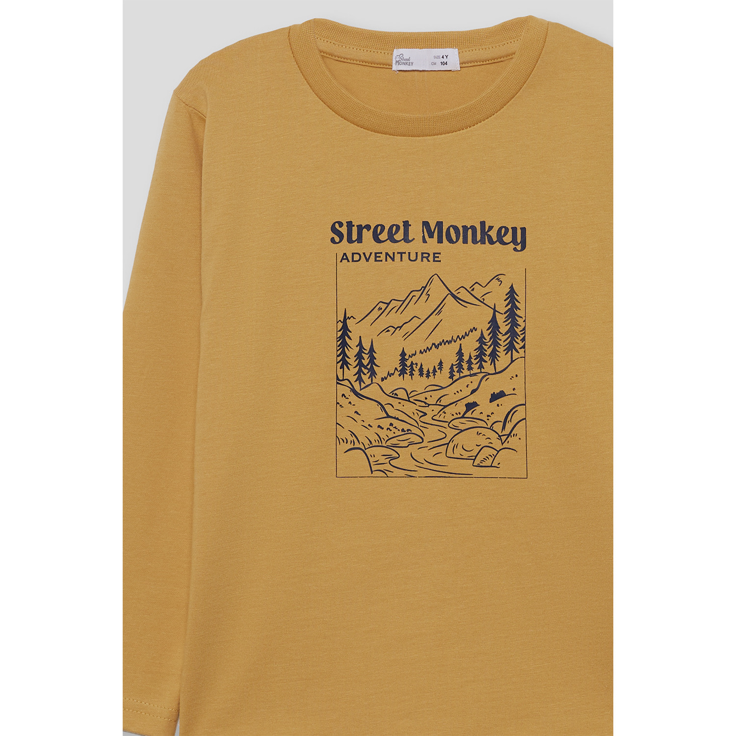 Camiseta niño mostaza de manga larga, ilustración de montaña estilo aventura y cuello redondo | Color: Mostaza | Street Monkey