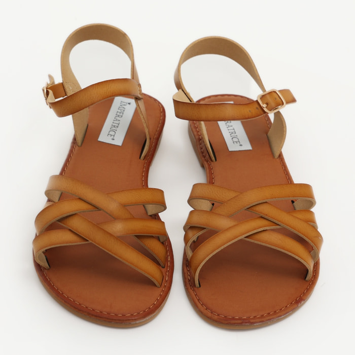 Sandali bassi in simil pelle con fasce incrociate