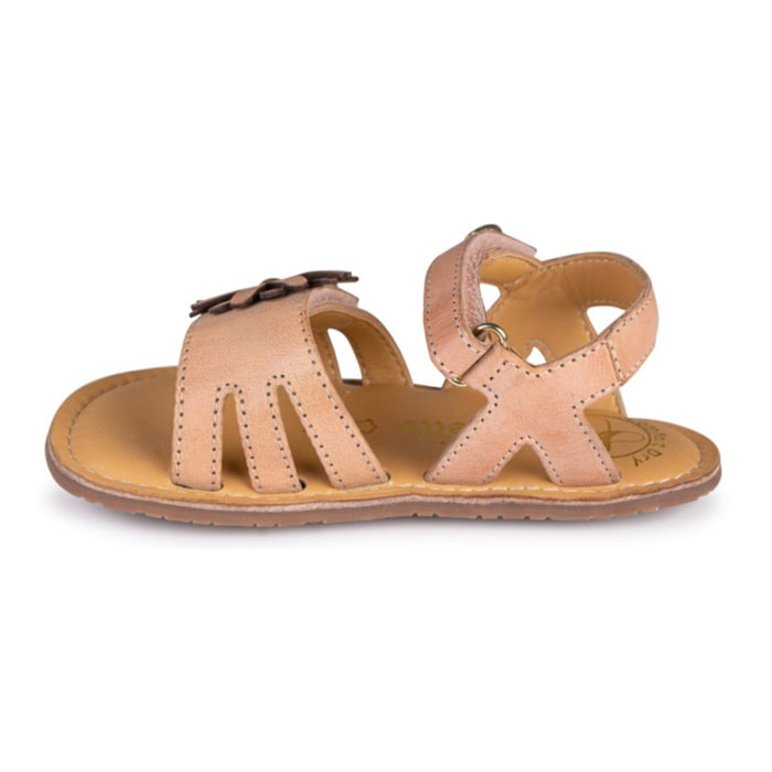 SANDALIA BAREFOOT ROSA – FLOR DELICADA Y SUAVIDAD PASTEL