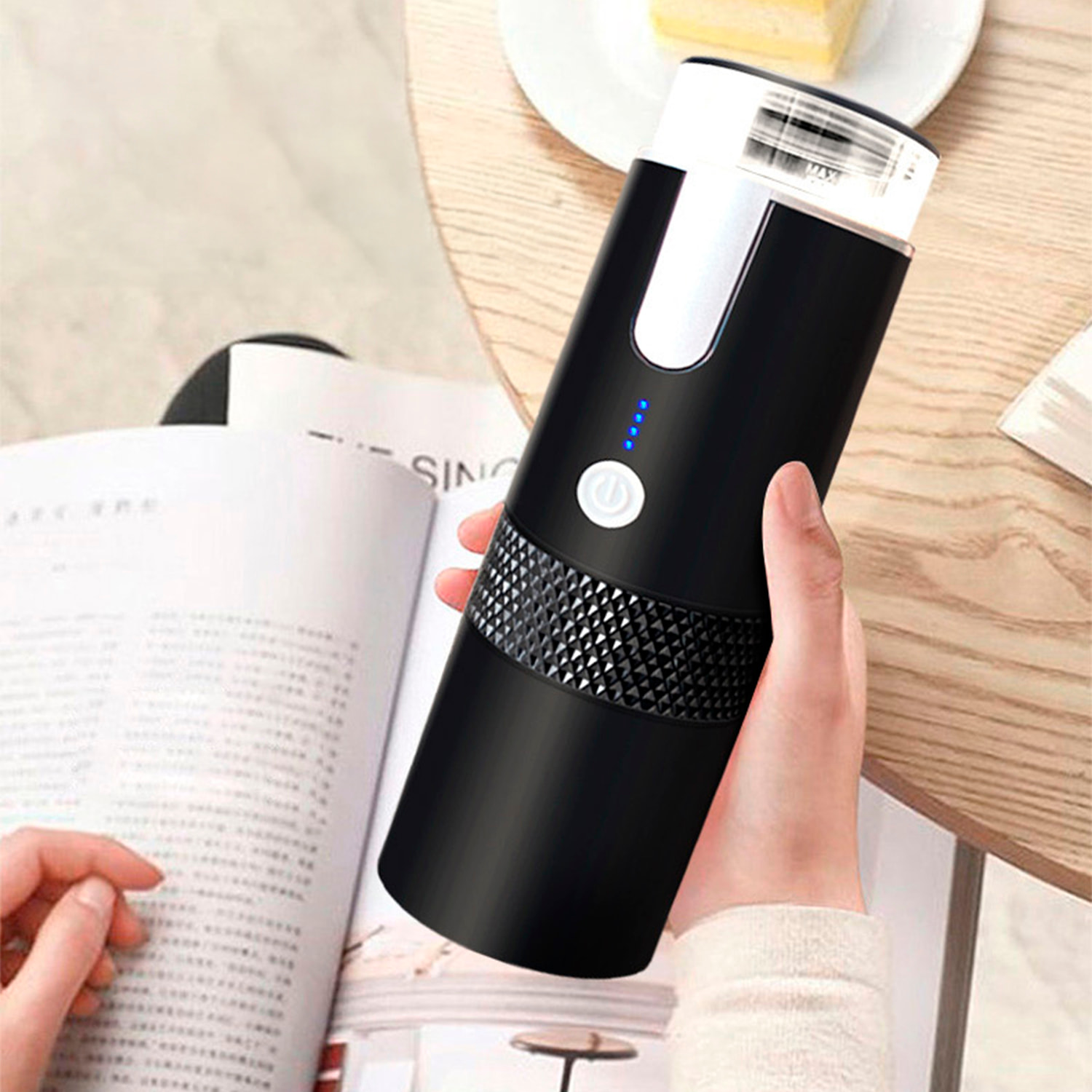 Macchina per caffè a capsule portatile con serbatoio da 170 ml, batteria ricaricabile da 1200 mAh e riscaldatore elettrico.