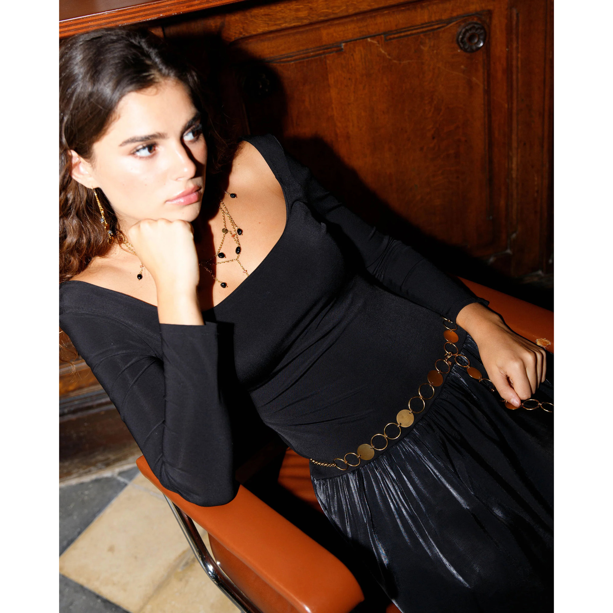 Vestido largo con cuerpo de punto y falda boho satinada con volante.