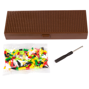 Astuccio per bambini con disegno di uccelli arrabbiati. Frontale con pezzi removibili per personalizzare il design.