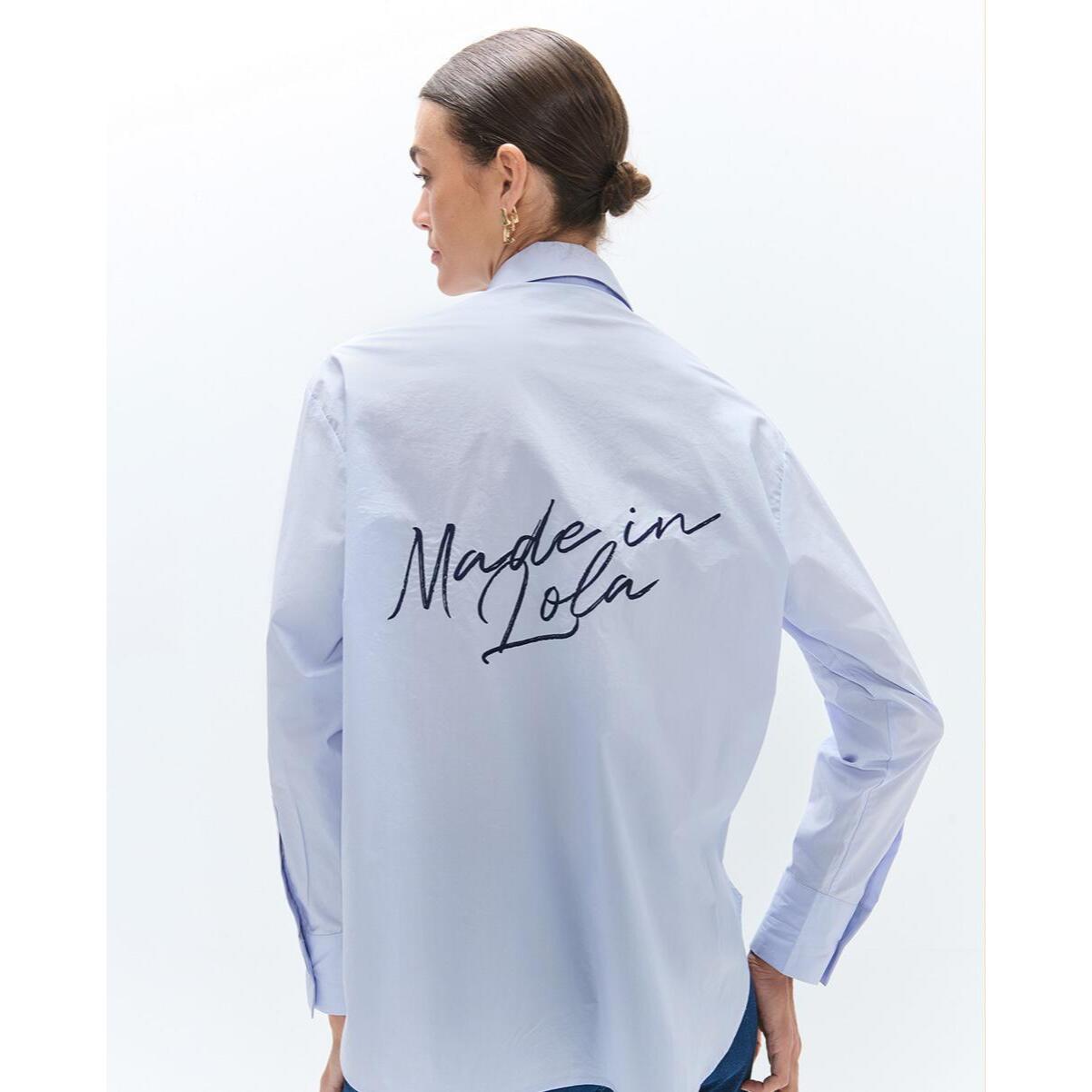 Camicia in popeline con dettagli e applicazioni.