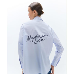 Camicia in popeline con dettagli e applicazioni.