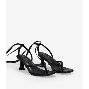 Sandalias negras con cuerdas