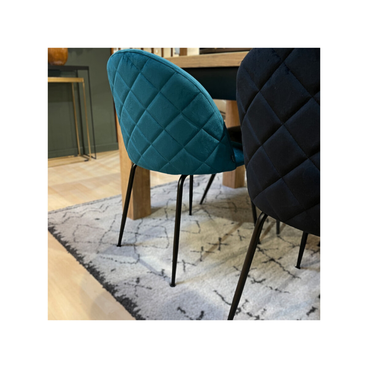 Chaise de repas tissu velours dossier capitonné pieds métal – CLEA 2