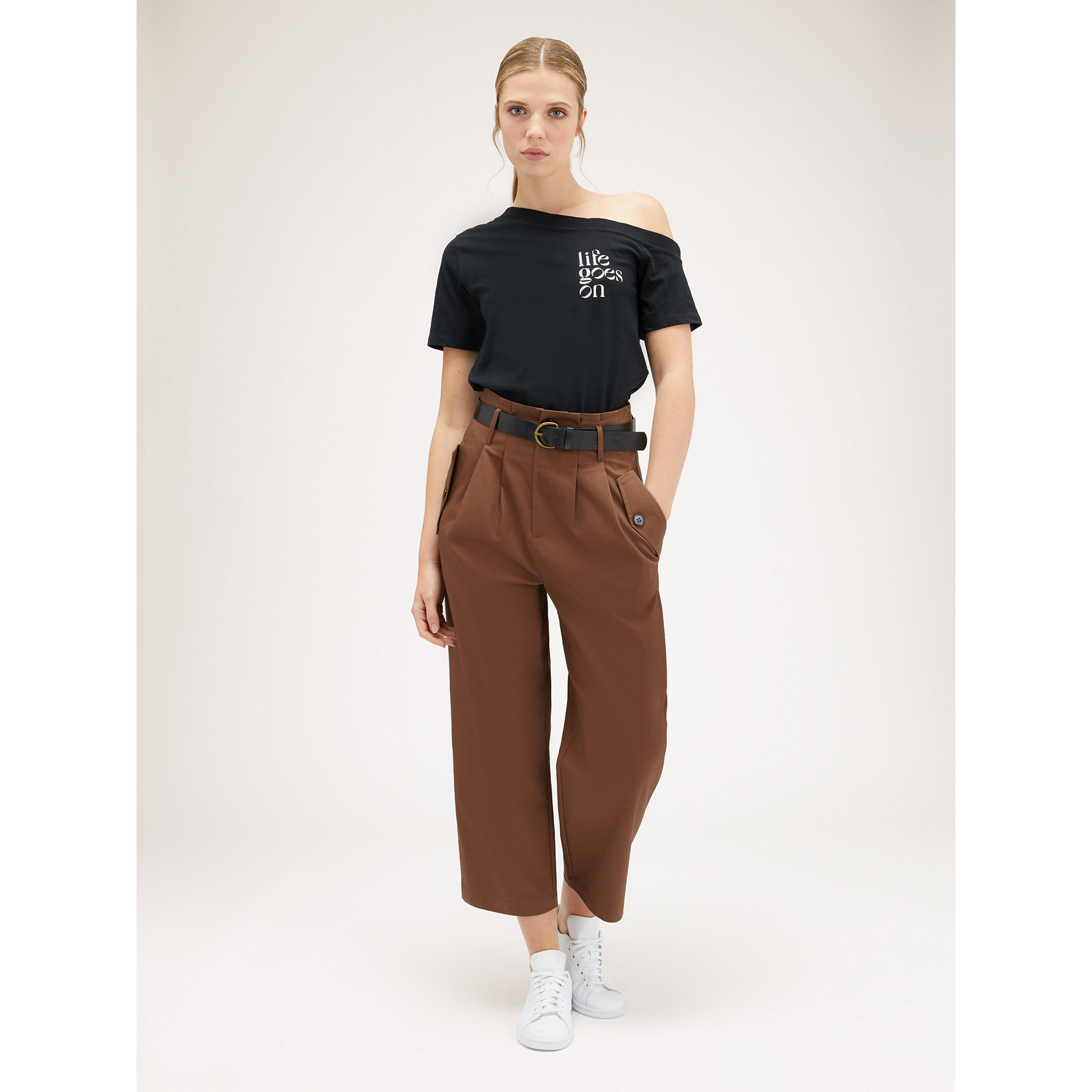Motivi - Camiseta con escote asimétrico y texto - Negro