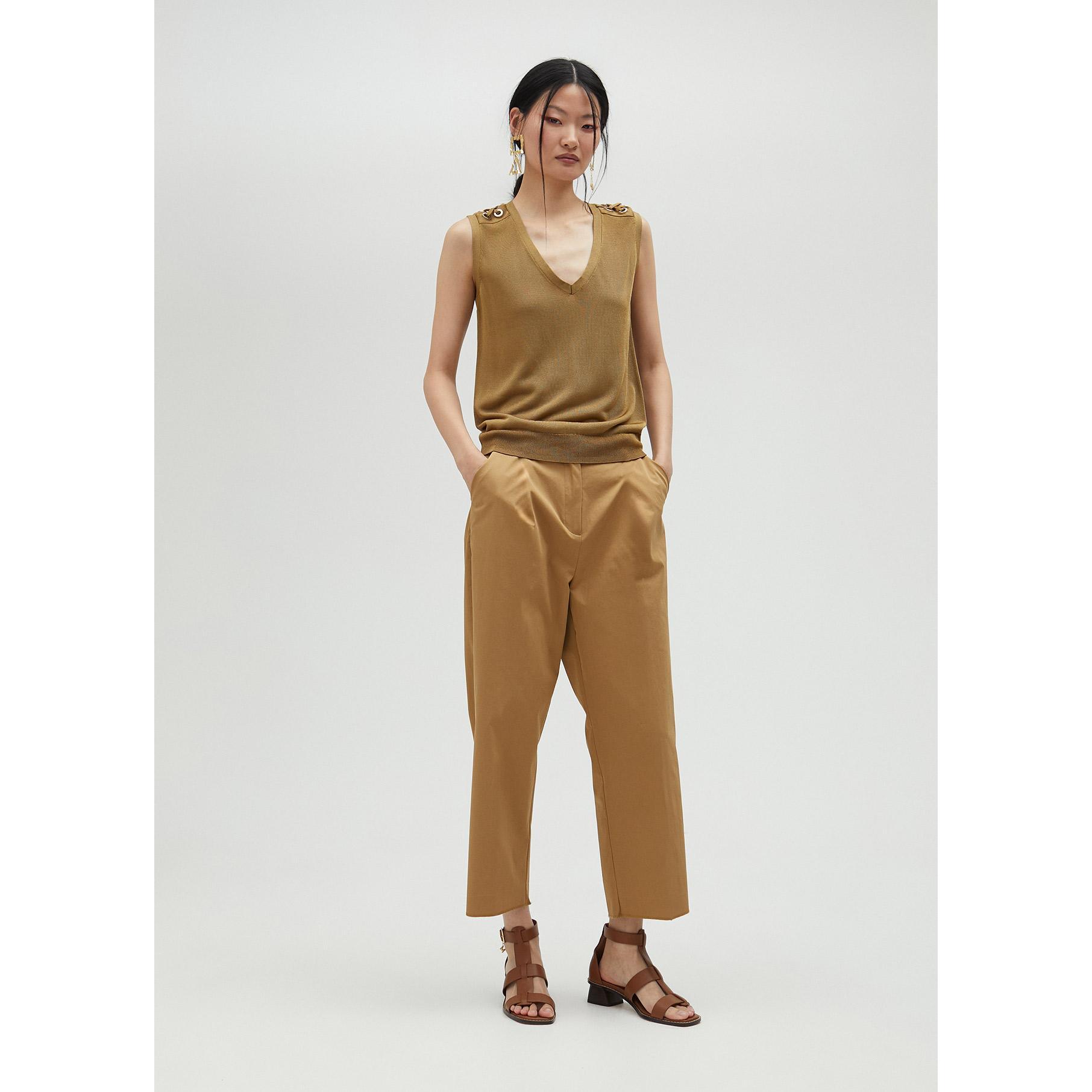 Top in maglia con occhielli