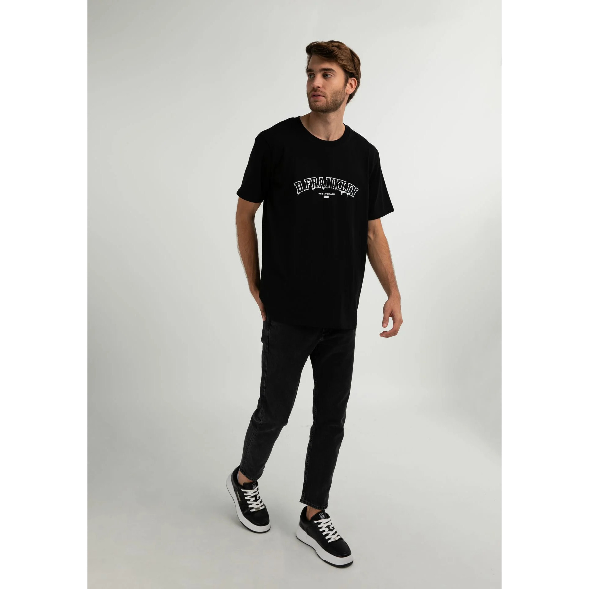 Camiseta Básica Varsity Paint  en Negro D.Franklin