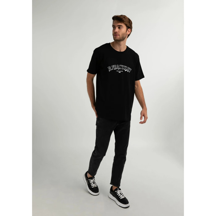 Camiseta Básica Varsity Paint  en Negro D.Franklin