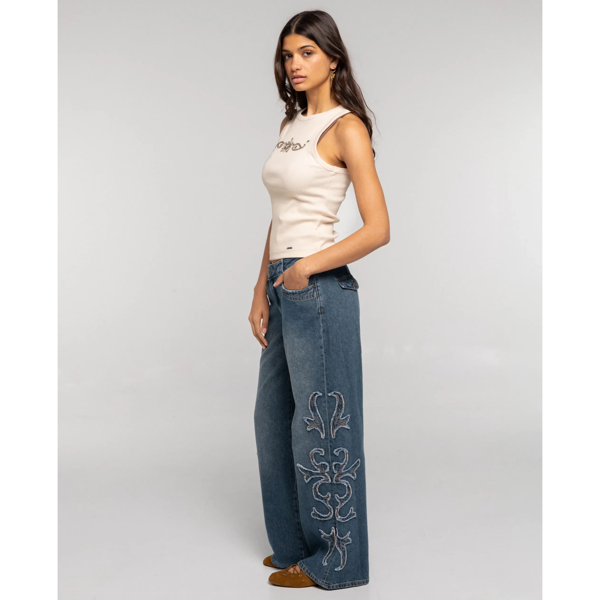 Pantalón vaquero recto con remaches de mujer