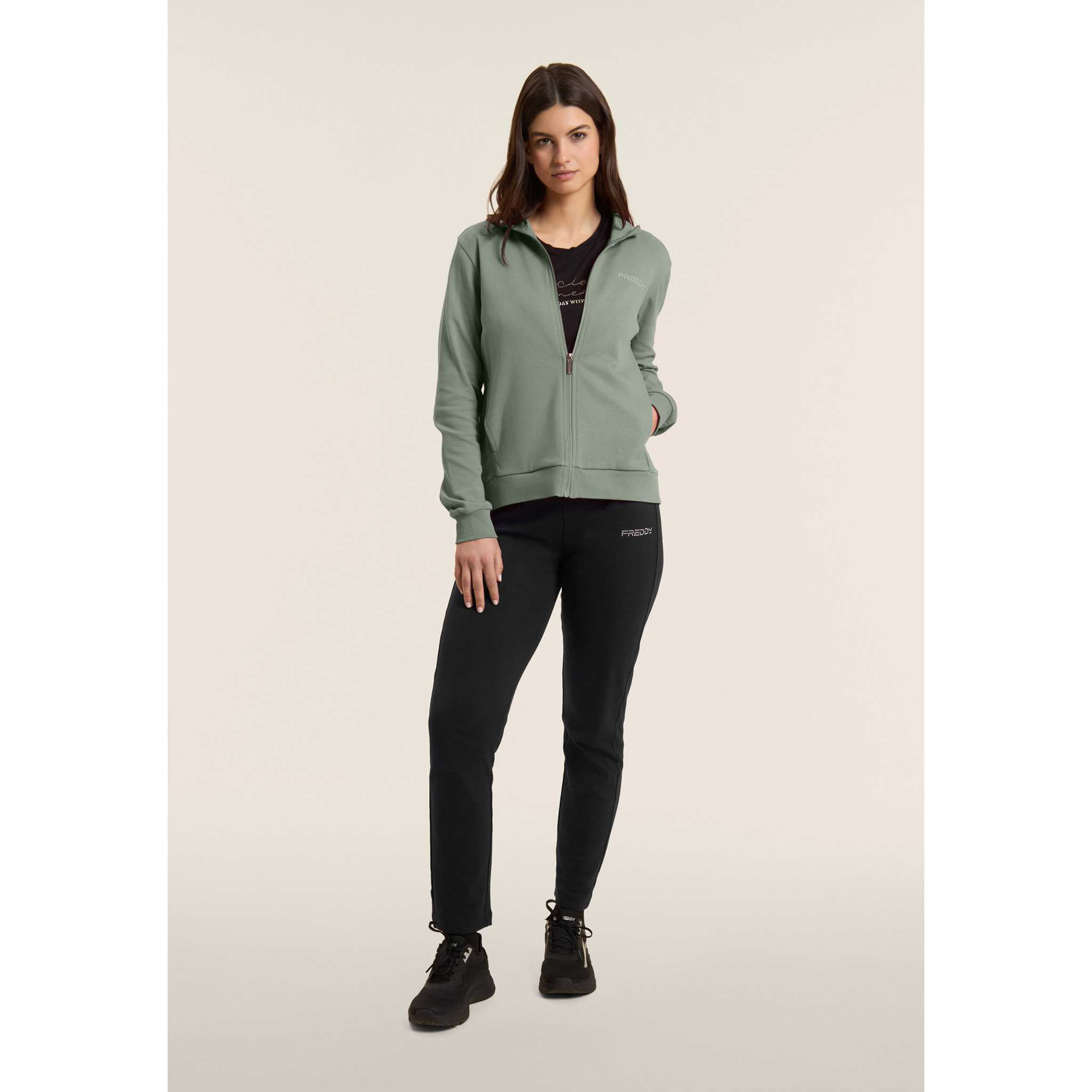 Tuta con zip e collo alto, logo in perline