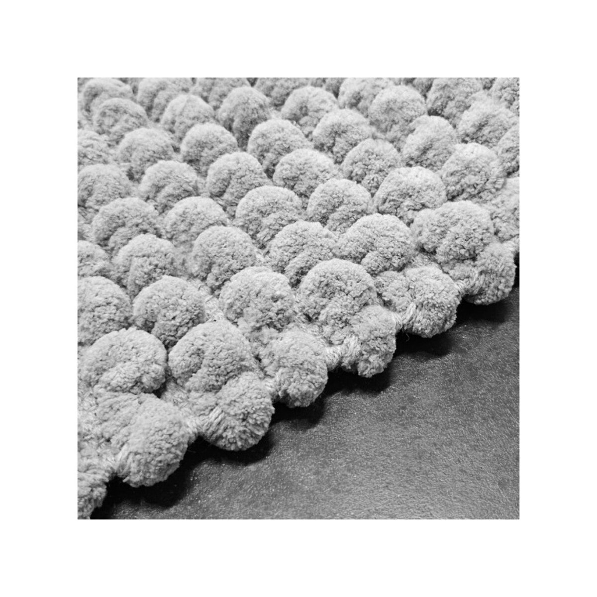 Tapis de salle de bain rectangulaire 40 x 60 cm avec pompons - 6 coloris - POP