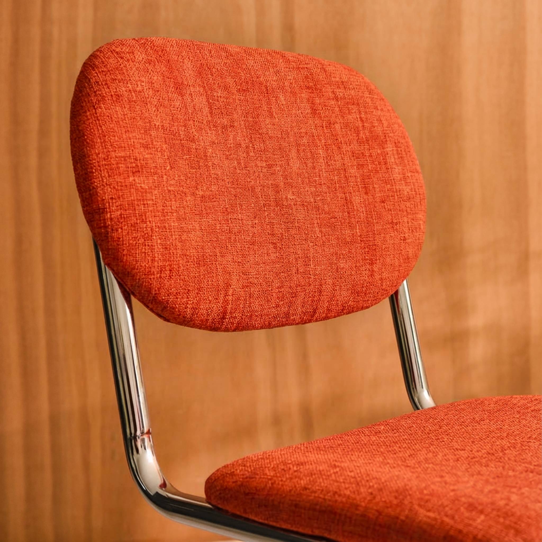 Lot de 2 chaises cantilever arrondie métal. tissu chenille orange et pieds chromés - L 47 x P 54.5 x H 81cm - Maloa