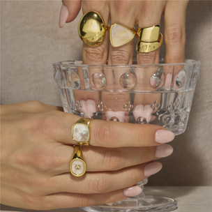 Anillo con Madreperla Blanca acabado oro 18k