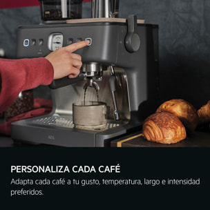 AEG Máquina de café espresso con tecnología avanzada de molido, 2200 W de potencia y 20 bares de presión EC8-1-8BP