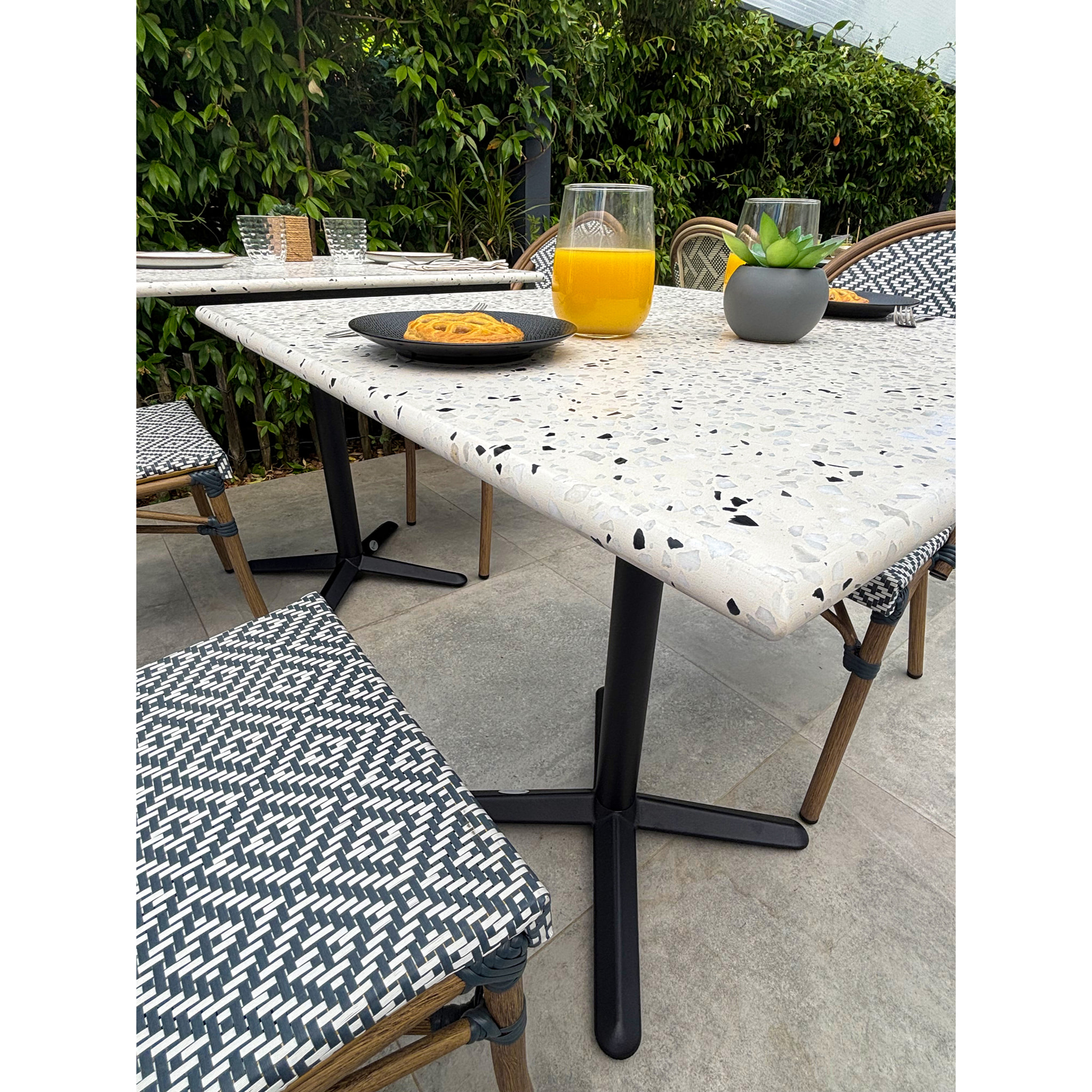 BISTRO - Table carrée de jardin en acier et plateau terrazzo